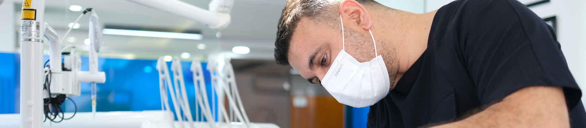 Dr. Erdem Cetin çalışırken