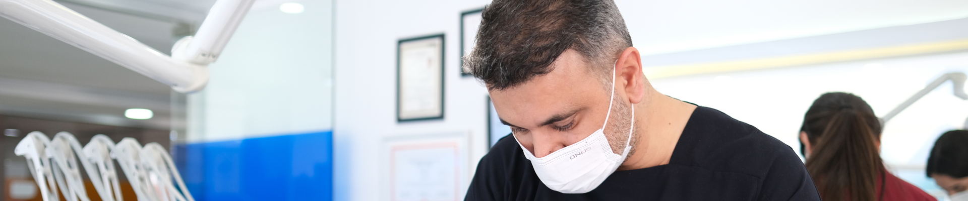 Dr. Erdem Cetin çalışırken