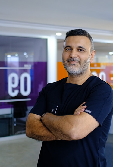 Dr. Erdem Cetin çalışırken